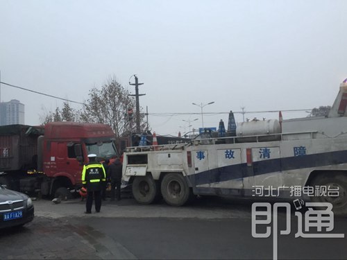 石家庄胜利大街突然塌陷 一口吞噬货车前轮
