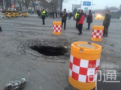 石家庄胜利大街突然塌陷 一口吞噬货车前轮