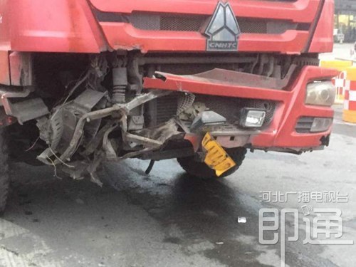 石家庄胜利大街突然塌陷 一口吞噬货车前轮