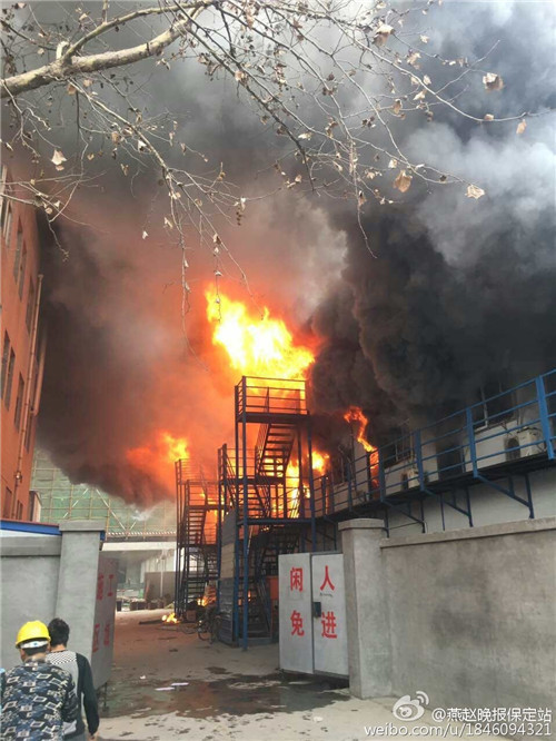 河北保定第二医院工地突发大火 瞬间烧成废墟