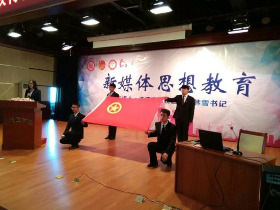 承德市双桥区团委和大学生架“网桥”,开展新媒体思想教育。