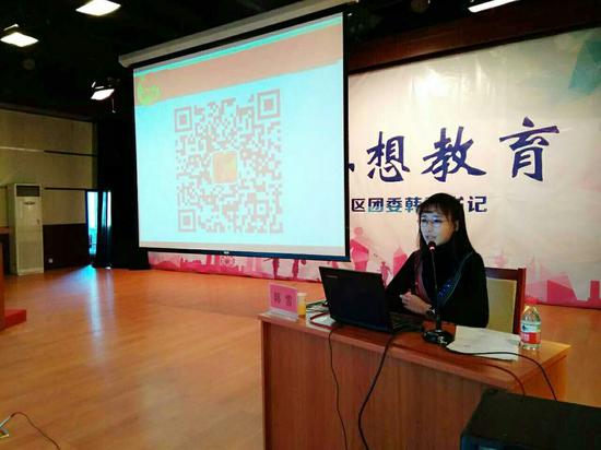 共青团双桥区委书记韩雪为在场和老师和同学进行授课。