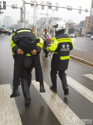 ■交警背起晕倒的高小栋。(赵女士供图)