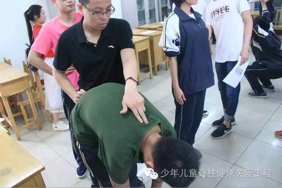 免费为部分儿童进行脊柱病普查