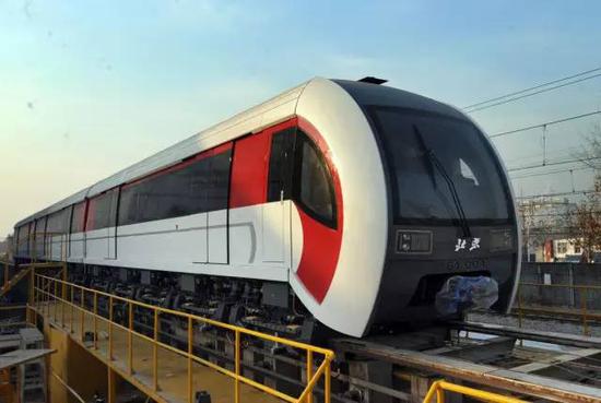 北京首辆浮在空中跑的列车是河北造 真容帅呆了
