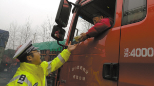 交警送饭到车。