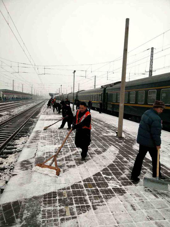 衡水车务段除雪防冻保畅通