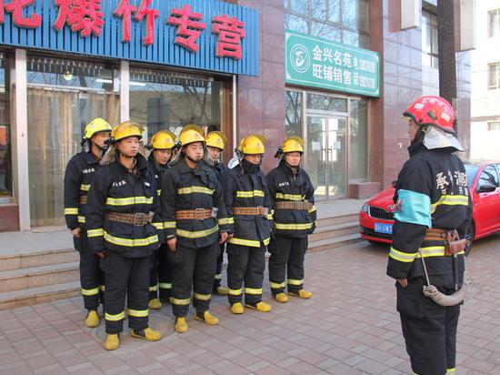 承德消防走进烟花爆竹销售公司开展灭火实战演练 图片由承德消防提供