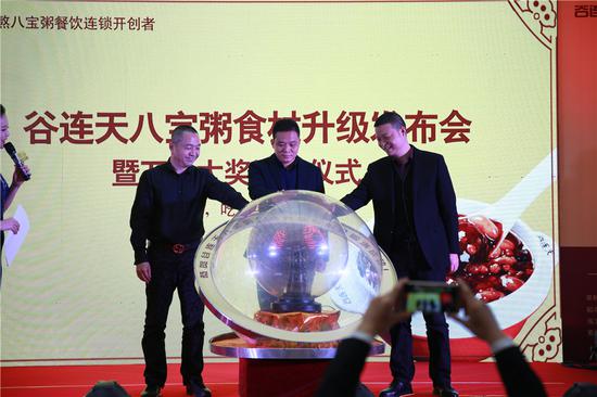 鱼酷老总_大丰收鱼庄老总图片