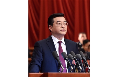张庆伟作政府工作报告。记者 赵 威 孟宇光摄