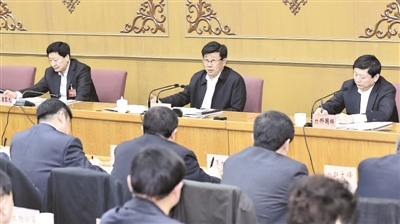 1月10日,省委书记赵克志到省十二届人大五次会议石家庄代表团,同代表们一同审议政府工作报告和大会文件。 记者 赵威 郭昭摄