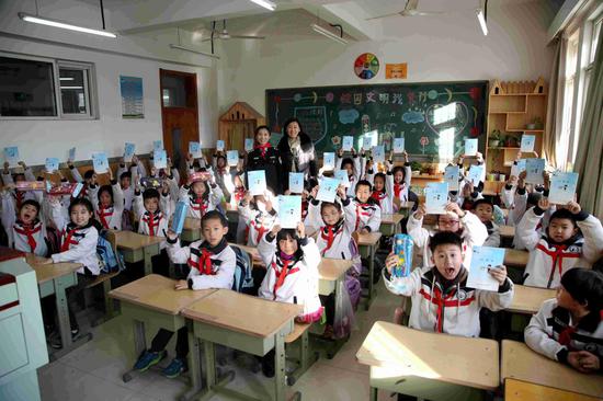 石家庄货场所民警给学生发放印有保护铁路常识的学习用品