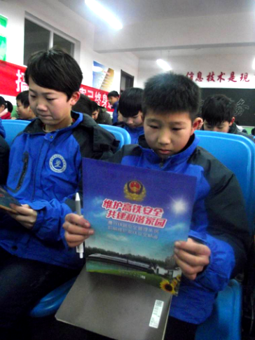 保定东站所向学生发放宣传册