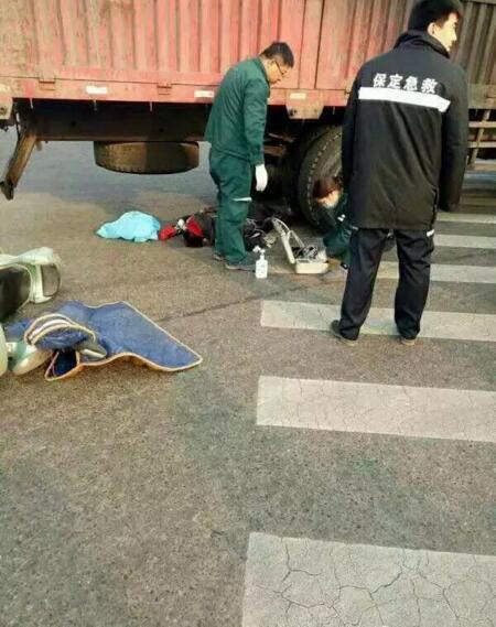 电车女子命丧大货车盲区