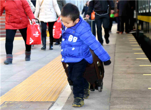 邯郸机务段值乘的K5211次旅客列车 娃娃们的“无忧旅途”。