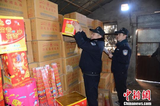 唐山丰南警方在辖区一大棚内发现私藏的烟花爆竹。 唐山公安供图