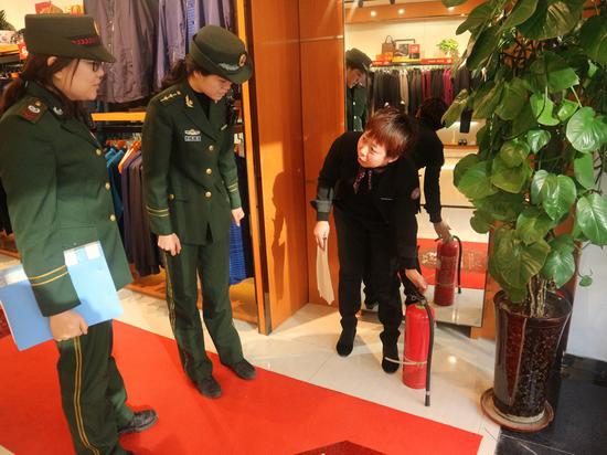 石家庄市公安消防支队裕华大队深入辖区饭店、服装店开展消防安全大检查。