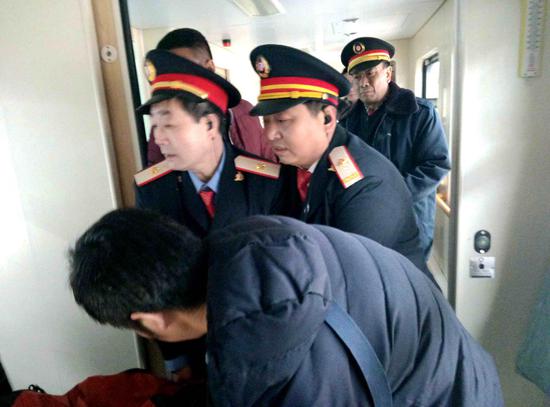 列车工作人员帮助重点旅客上车