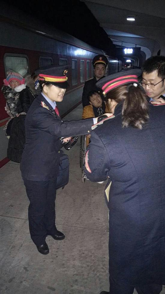 列车长与车站办理交接手续