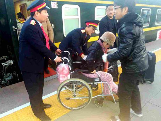 邯郸工务段春运途中帮扶重点旅客