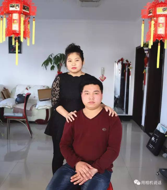 高天、高林模仿儿时“婚纱照”的姿势照了这张照片