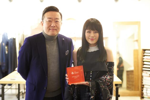 The Woolmark Company中国区总经理、 大中华及亚洲新市场执行副总裁马捷先生与唱作歌手袁娅维
