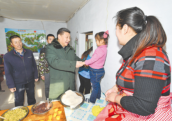 2017年1月24日,中共中央总书记、国家主席、中央军委主席习近平来到河北省张家口市,看望慰问基层干部群众,考察脱贫攻坚工作。这是习近平在张北县小二台镇德胜村村民徐学海家中看望。(资料片) 新华社发