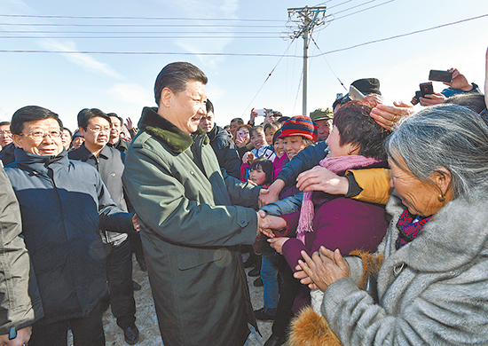 2017年1月24日,中共中央总书记、国家主席、中央军委主席习近平来到河北省张家口市,看望慰问基层干部群众,考察脱贫攻坚工作。这是习近平在张北县小二台镇德胜村看望慰问村民,向乡亲们拜年。(资料片) 新华社发