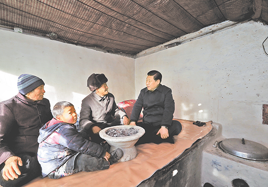 2012年12月29日至30日,中共中央总书记、中央军委主席习近平在河北省阜平县骆驼湾村看望慰问困难群众,考察扶贫工作。(资料片) 新华社发