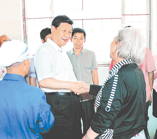 2013年7月11日至12日,中共中央总书记、国家主席、中央军委主席习近平在河北省调研指导党的群众路线教育实践活动。这是习近平在平山县西柏坡革命旧址同当地群众握手交谈。(资料片) 新华社发