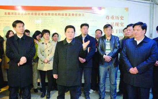 3月31日,市委书记孟祥伟、市长张瑞书等慰问看望赤土山村房屋征收一线干部职工