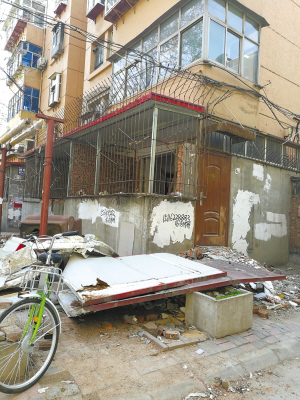 ■尖岭小区一楼业主在阳台位置建小房。 本报记者 丛俊儒 摄