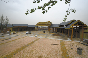 ■在建的龙泉湖湿地西门。本报记者 郄磊 摄