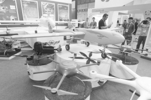 无人机展示。（资料图片） 本报记者 郄磊 摄