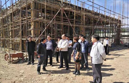 兴隆县委书记薛青松等一行领导视察酒店项目施工现场