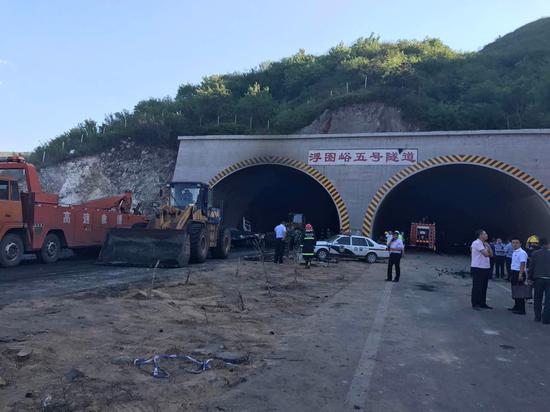 张石高速隧道爆炸事故现场。