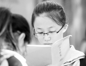 考前再看一眼书。 本报记者 张海强 摄