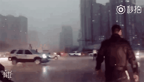 保定交警暴雨中疏导交通