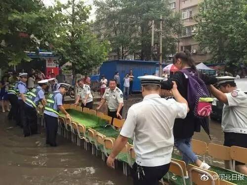 唐山交警和城管为中考学生架起简易桥