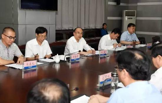 6月21日夜,省长许勤在省防汛抗旱指挥部召开了全省防汛工作调度会。记者孟宇光摄