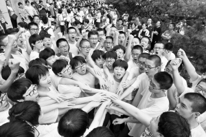 中考首日故事多 有感动也有温情