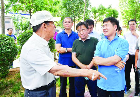6月21日,市委书记孟祥伟在踏察活动中征询市民的意见和建议。 本报记者刘晓摄
