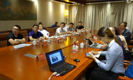 雄安新区服装行业转型升级座谈会现场。
