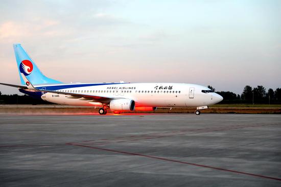 河北航空引进的一架全新的波音737-800型飞机降落在石家庄机场。摄影张红昱