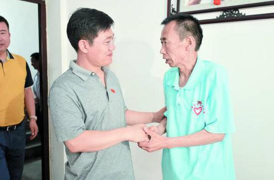 7月1日上午,市委书记孟祥伟慰问看望党员沈汝波。 本报记者李历摄
