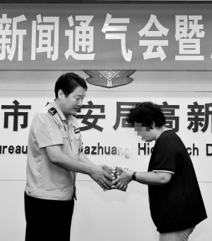 办案民警将近20万元现金返还李老太。