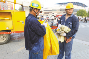 入伏首日谁在坚守户外岗位。