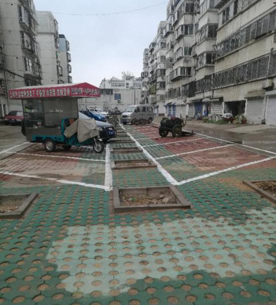 红卫南里小区新修的停车场