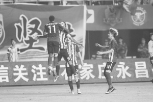 阿德与马修斯激情庆祝。