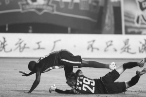 穆伦加补射破门。